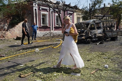 Una mujer abandona su casa, destruida por un ataque aéreo ruso, este lunes en Járkov (Ucrania).