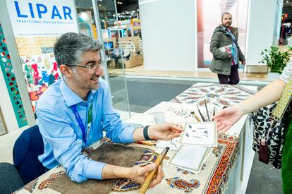 Del espacio de Irán en Fitur el visitante se puede llevar su nombre en persa.