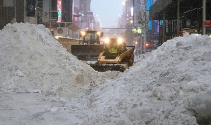 Un quitanieves empuja la nieve cerca de Times Square en Nueva York.