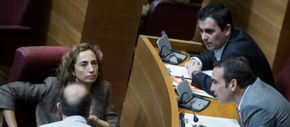 La portavoz de Ciudadanos, Carolina Punset, atiende los comentarios de sus diputados en el debate sobre la reapertura de Canal 9.