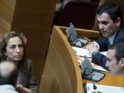 La portavoz de Ciudadanos, Carolina Punset, atiende los comentarios de sus diputados en el debate sobre la reapertura de Canal 9.