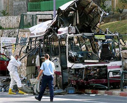 Los restos del autobús en el que murieron 16 personas en un atentado suicida en la ciudad israelí de Haifa.