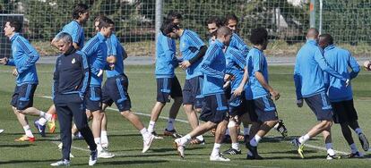 Mourinho pensativo durante un entrenamiento del Madrid.