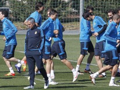Mourinho pensativo durante un entrenamiento del Madrid.