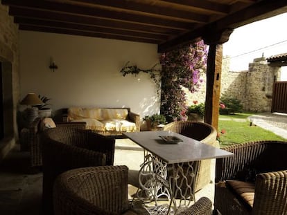 Porche del hotel La Casona de Los G&uuml;elitos, en Santillana del Mar (Cantabria). 