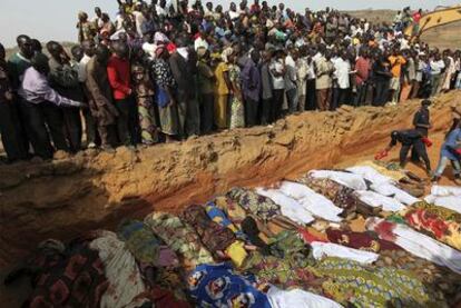 Víctimas de la violencia religiosa, en una fosa común cerca de Jos (centro de Nigeria), en marzo pasado.