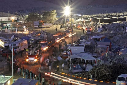 Un convoy de equipos de rescate abandona el entorno de la mina San José, donde se ha instalado un impresionante dispositivo