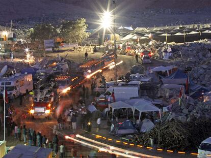Un convoy de equipos de rescate abandona el entorno de la mina San José, donde se ha instalado un impresionante dispositivo