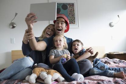 Una familia se hace una foto juntos.