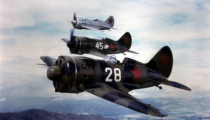 Aviones soviéticos Polikarpov I-16 Mosca reconstruidos en un vuelo de exhibición.