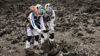 Dos astronautas ensayan en un campo de lava canario el pasado noviembre.