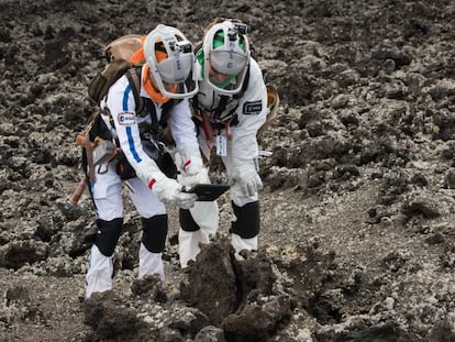 Dos astronautas ensayan en un campo de lava canario el pasado noviembre.