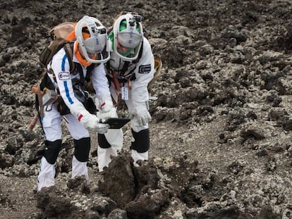 Dos astronautas ensayan en un campo de lava canario cómo explorar Marte.