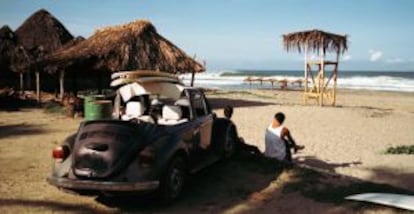 Surfistas en la playa de Zicatela, cerca de Puerto Escondido (México).