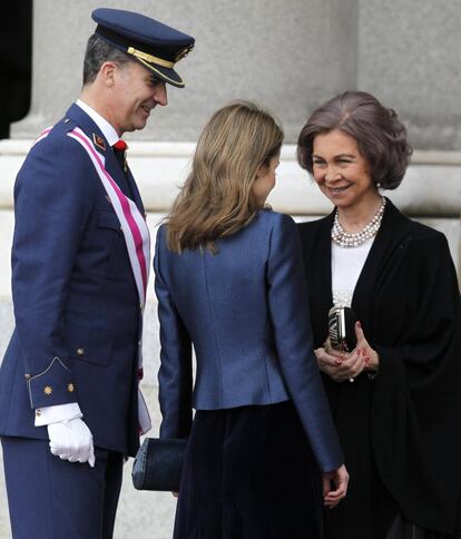 La Reina Sofía conversa con los Príncipes de Asturias, a su llegada al Palacio Real, donde ha tenido lugar la celebración de la Pascua Militar, a la que han asistido representantes de las instituciones del Estado, los tres Ejércitos y la Guardia Civil.