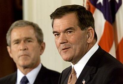 Tom Ridge, en presencia del presidente Bush, en el acto de toma de posesión como encargado de la seguridad interna de EE UU.