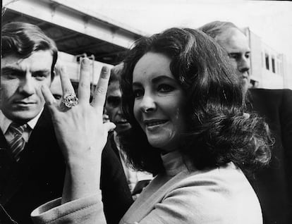 La actriz Elizabeth Taylor mostrando a prensa y fans el anillo de diamantes de su compromiso con el actor Richard Burton, el 20 de mayo de 1968.