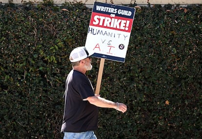 Huelgas de actores y guionistas en Los Ángeles, en julio y agosto de 2023. En uno de los carteles se lee "Humanidad vs. IA".