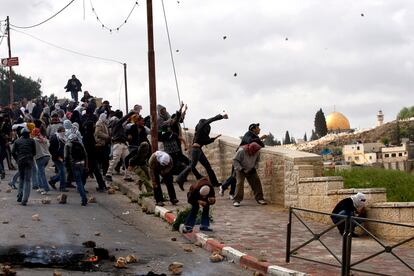 Un grupo de manifestantes palestinos lanza piedras contras las tropas israelíes en Jerusalén este, durante el 'Día de la ira', convocado por Hamás.