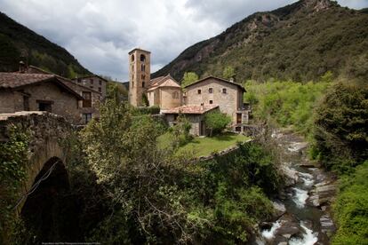 Está situado en el extremo oriental del Ripollès en medio de bosques de encinas y robles y, en las umbrías, hayas, con importantes zonas de prados y pastos. El pueblo de <b>Beget </b> está situado en una hondonada, al lado del río de su nombre, en la confluencia con la riera proveniente de Can França. Las casas, con tejados de fuerte pendiente y balcones de madera, se presenta escalonada. El templo parroquial, declarado monumento nacional, dedicado a Sant Cristòfor, es un ejemplar románico muy notable (siglos X-XIII) donde se venera la majestad de Beget, románica, del s. XII, de unos 2 metros de estatura, es de madera policromada. En 1936 fue adscrito a la comarca de la Garrotxa, pero en 1969 perdió la independencia municipal y fue anexado a Camprodón, e incorporado al Ripollès en 1988.