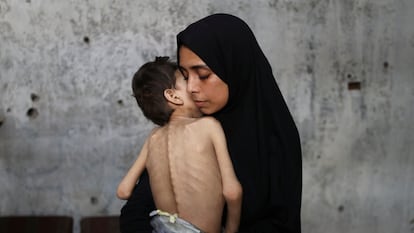 Una madre con su hijo en Gaza.