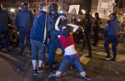Los alrededor de 200 'indignados' que permanecían en la Puerta del Sol después de la primera de las concentraciones autorizadas por la Delegación del Gobierno en Madrid, han sido desalojados de la plaza sobre las 5.00 horas.