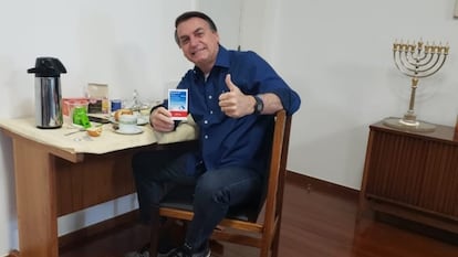 O presidente Jair Bolsonaro exibe uma caixa de remédio ao anunciar em seu perfil no Facebook, no dia 25 de julho de 2020, que havia testado negativo para covid-19 após quase 20 dias de infecção.