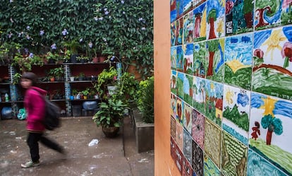 Muro do pátio interno da escola estampa a arte dos alunos. Crianças também são responsáveis por cuidar das plantas.