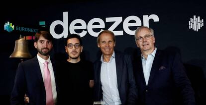 Jeronimo Folgueira, CEO de Deezer, Daniel Marhely, co-fundador of Deezer, Benoist Grossmann, CEO Eurazeo Investment Manager y Guillaume d'Hauteville, presidente de de Deezer en la ceremonia de estreno en Bolsa