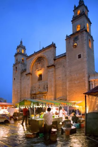 Puestos de comida delante de la catedral de Mérida (México).