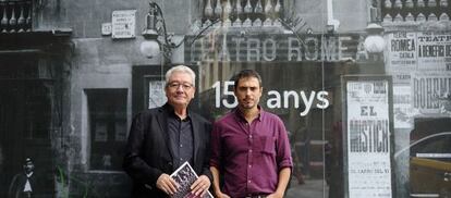 El presidente de Focus, Daniel Martínez (izquierda), y el director del Romea, Julio Manrique, ayer ante una foto antigua del teatro.