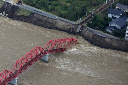 Vista aérea de un puente de tren dañado sobre el río Chikuma después del paso del tifón Hagibis en Ueda (Japón), el 13 de octubre de 2019.