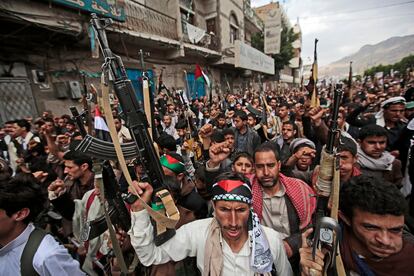 Partidarios de Houthi en Saná (Yemen) sostienen armas en una protesta contra Israel por atacar a palestinos en Gaza, el pasado 17 de mayo de 2021.