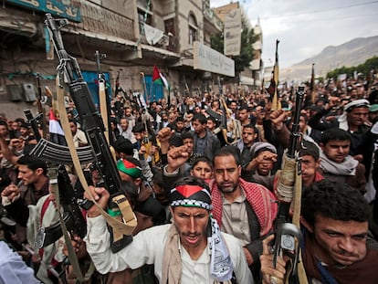 Partidarios de Houthi en Saná (Yemen) sostienen armas en una protesta contra Israel por atacar a palestinos en Gaza, el pasado 17 de mayo de 2021.