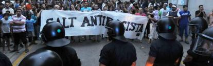 Ciudadanos antirracistas ante el Ayuntamiento de Salt, ayer.