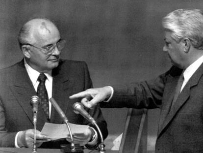 El Presidente Ruso, Boris Yeltsin apunta al Presidente Soviético, Mijail Gorbachov, durante una sesión en el Parlamento Ruso, durante el Golpe de Estado en la Unión Soviética en Agosto de 1991.