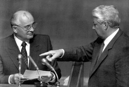 El Presidente Ruso, Boris Yeltsin apunta al Presidente Soviético, Mijail Gorbachov, durante una sesión en el Parlamento Ruso, durante el Golpe de Estado en la Unión Soviética en Agosto de 1991.