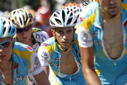 Alberto Contador, en el centro del pelotón, durante la etapa de ayer entre Chambéry y Gap.