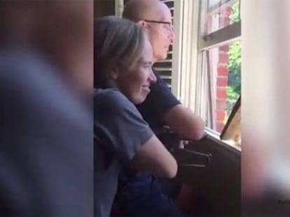Los jóvenes fueron al jardín de su antiguo maestro con pancartas