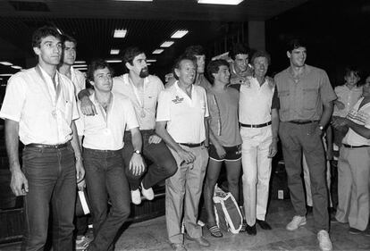 El seleccionador, Antonio Díaz Miguel, y varios de sus jugadores, a su llegada a Barajas.