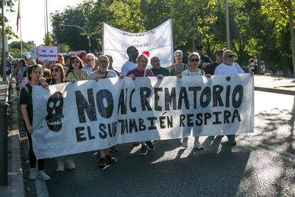 Vecinos de Villaverde, en la manifestación contra el crematorio de la M-40, este martes.