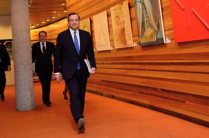 El presidente del BCE, Mario Draghi, llega a una rueda de prensa en la sede central del banco, en Fráncfort