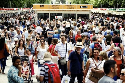 Visitantes en la feria del libro, hoy sábado.