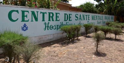 Valla exterior del centro de salud mental Dalal Xel.
