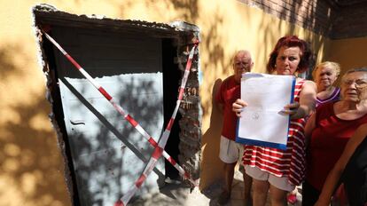 Un grupo de vecinos de Santa Eugenia denuncia una obra en su edificio.