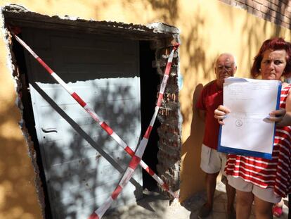 Un grupo de vecinos de Santa Eugenia denuncia una obra en su edificio.