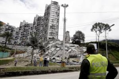 Vista de los escombros de la Torre 6 del Edificio Space, que se desplomó a las 20.20 hora local (01.20 GMT del domingo 13 de octubre de 2103), en Medellín (Colombia).