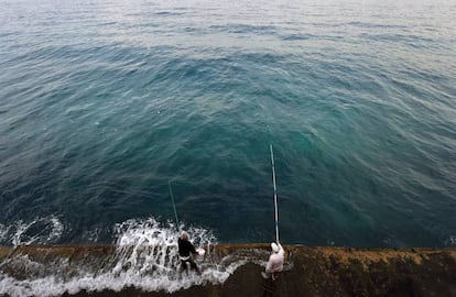 Dos hombres pescan en un día soleado en Beirut (Líbano), el 20 de noviembre.