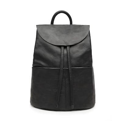 Mochila de cuero negro de COS (135 euros)