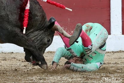 Un momento de la grave cogida que sufrió el banderillero José Mora, el pasado domingo en la plaza francesa de Céret.